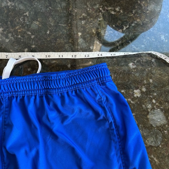 New Balance athletic shorts. Like new. Pockets. Elastic waist. Size Large. - Picture 7 of 9